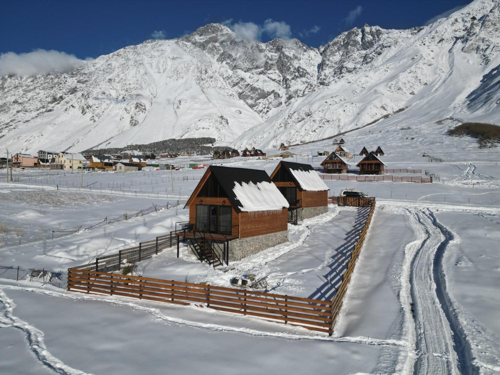 Traveler'S Cottages In Kazbegi Екстериор снимка