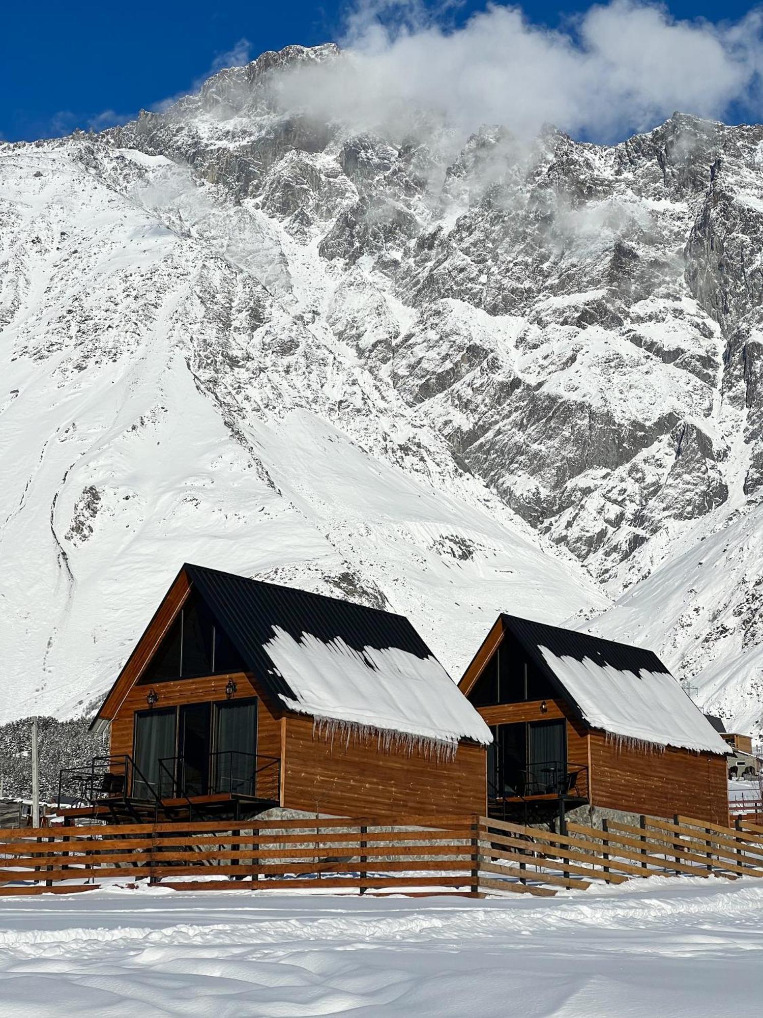 Traveler'S Cottages In Kazbegi Екстериор снимка