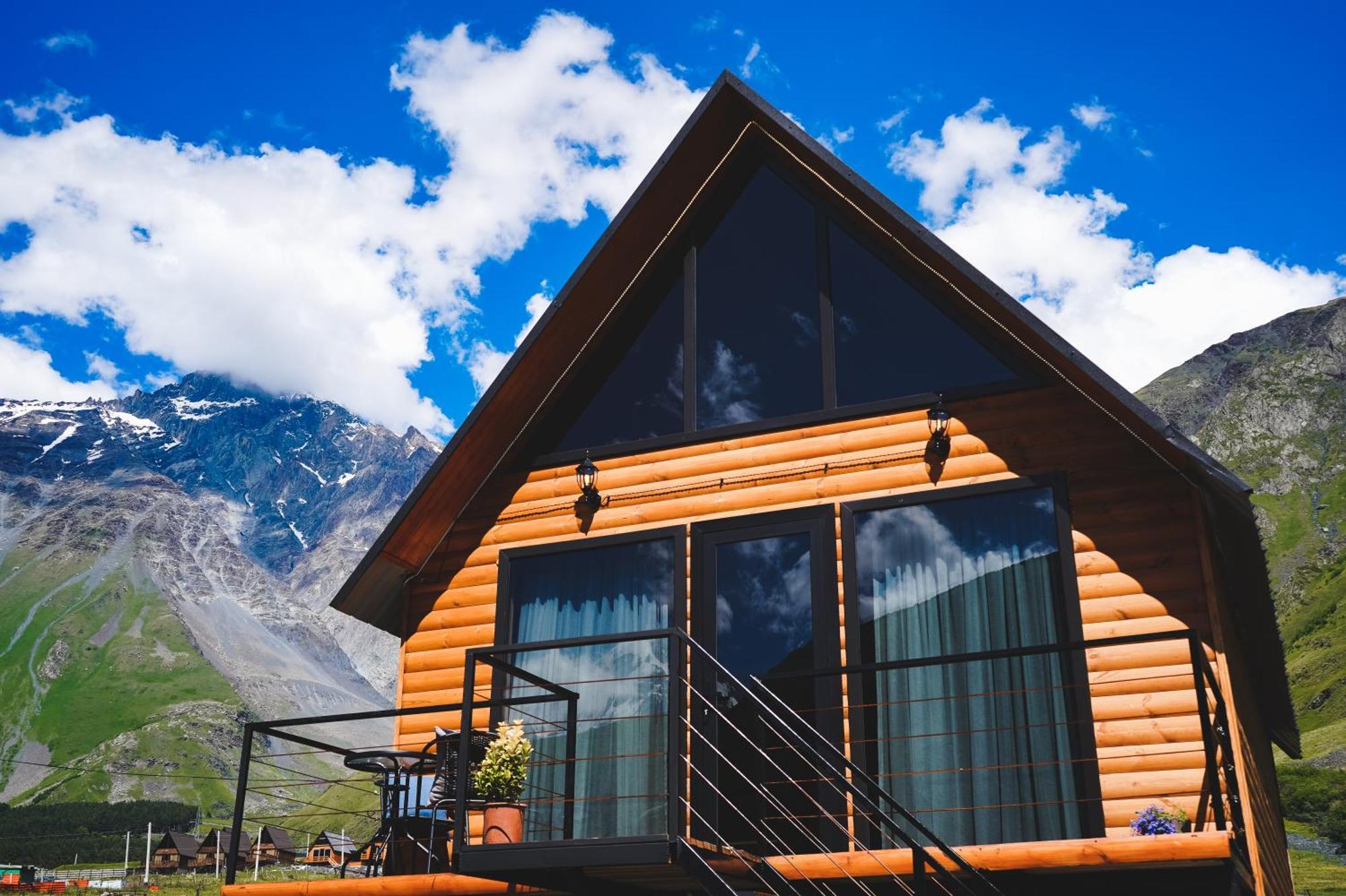 Traveler'S Cottages In Kazbegi Екстериор снимка