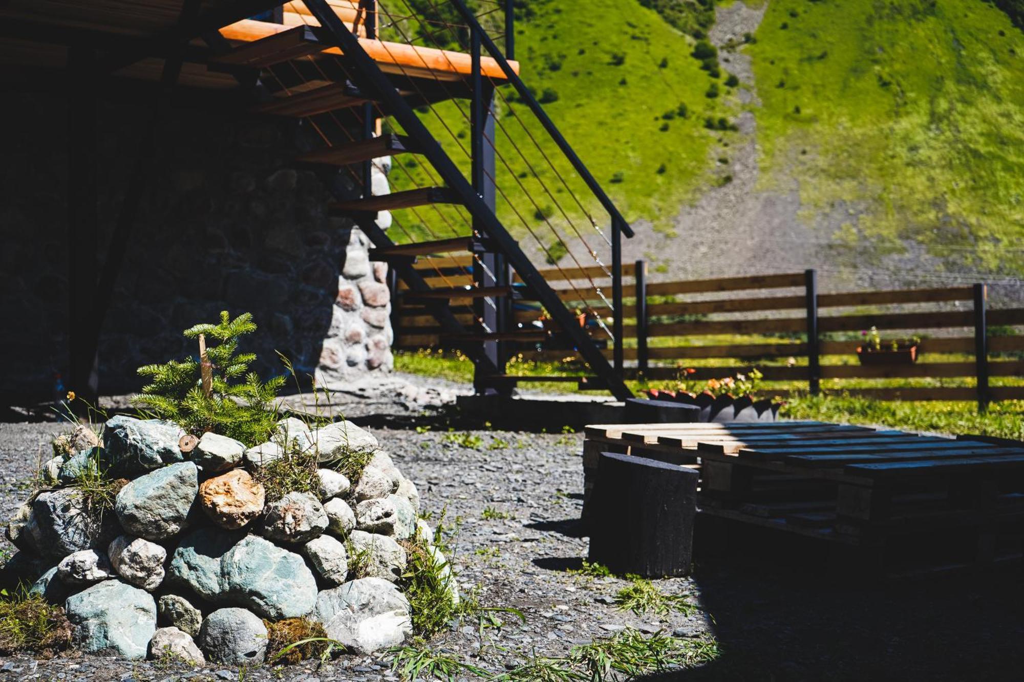 Traveler'S Cottages In Kazbegi Екстериор снимка