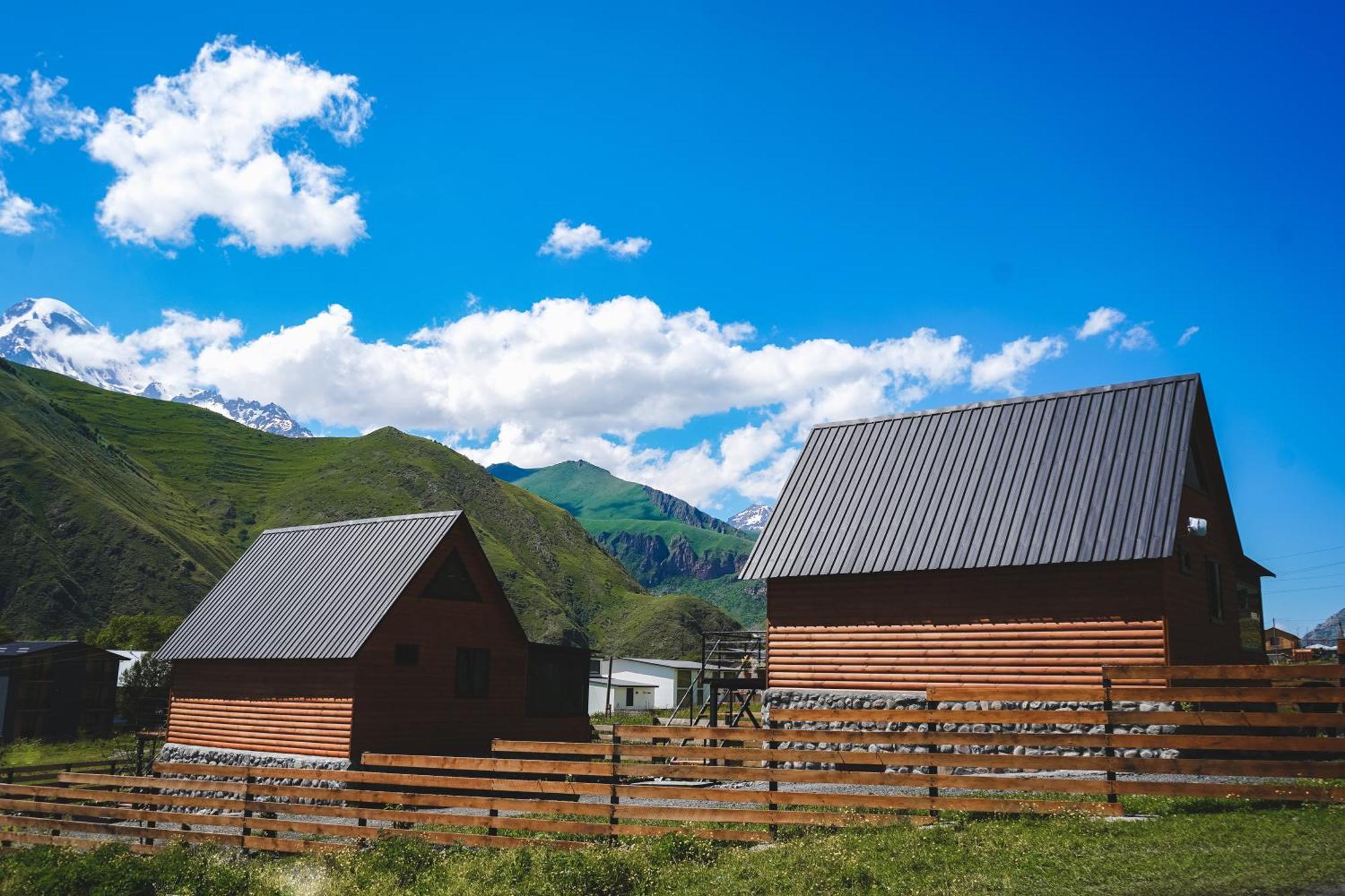 Traveler'S Cottages In Kazbegi Екстериор снимка
