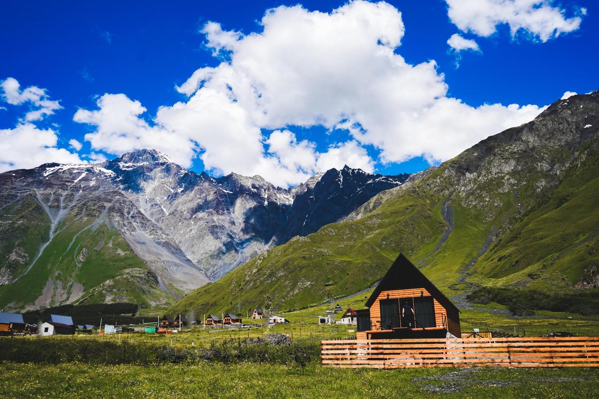 Traveler'S Cottages In Kazbegi Екстериор снимка