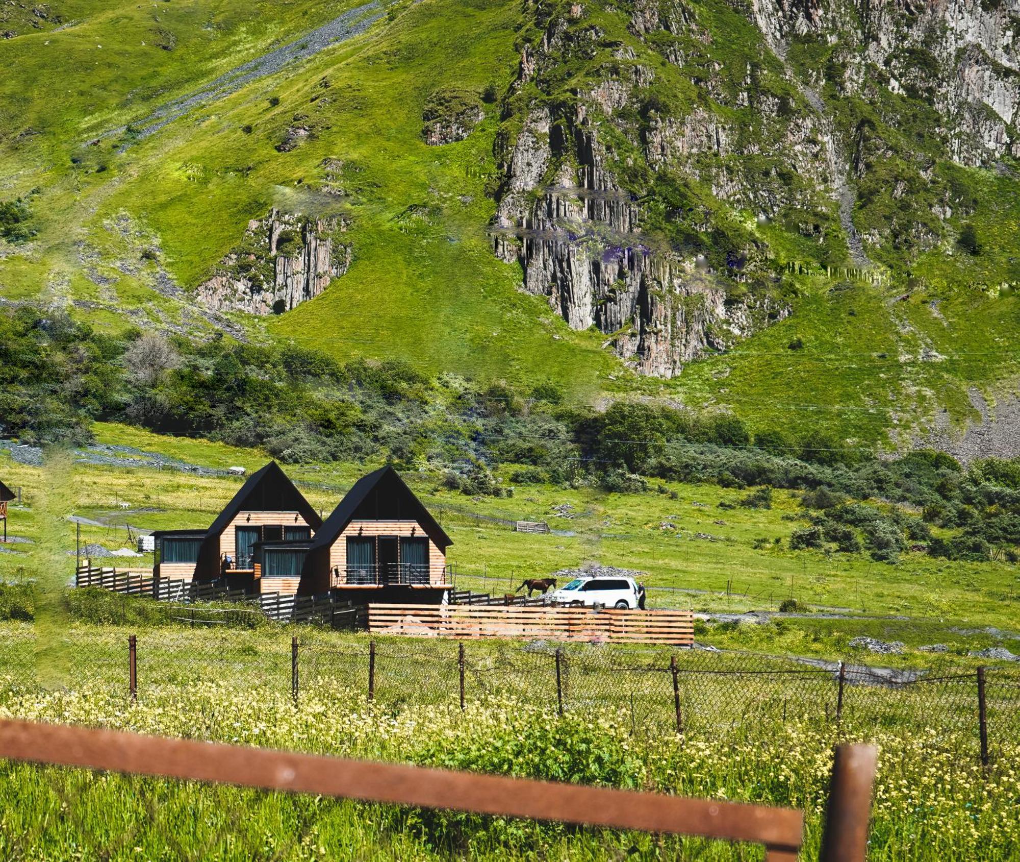 Traveler'S Cottages In Kazbegi Екстериор снимка