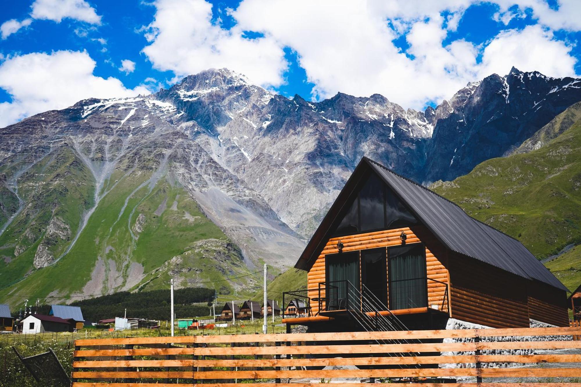 Traveler'S Cottages In Kazbegi Екстериор снимка