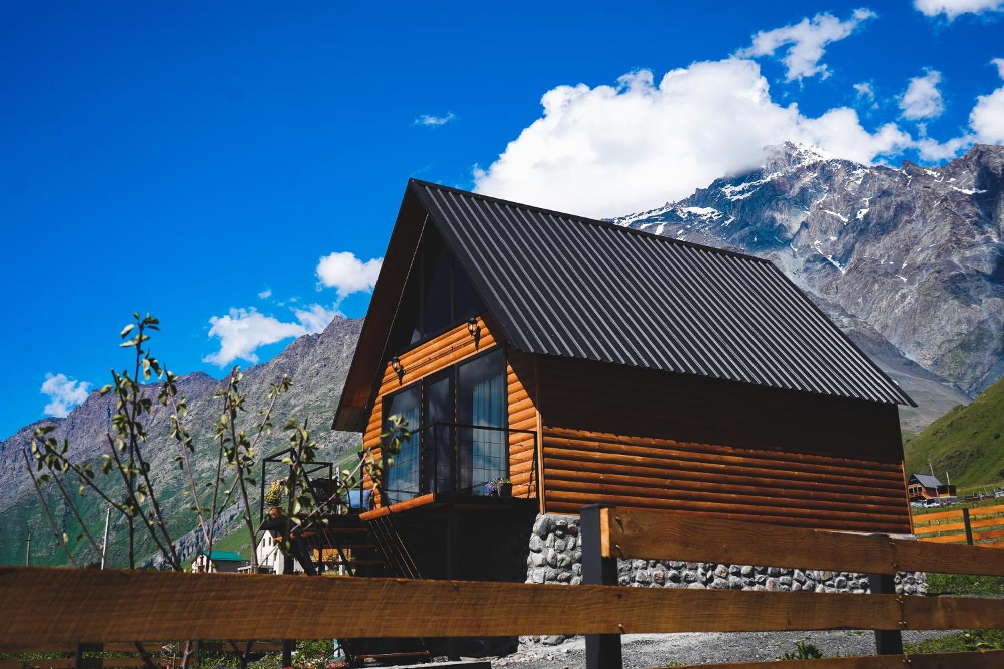 Traveler'S Cottages In Kazbegi Екстериор снимка