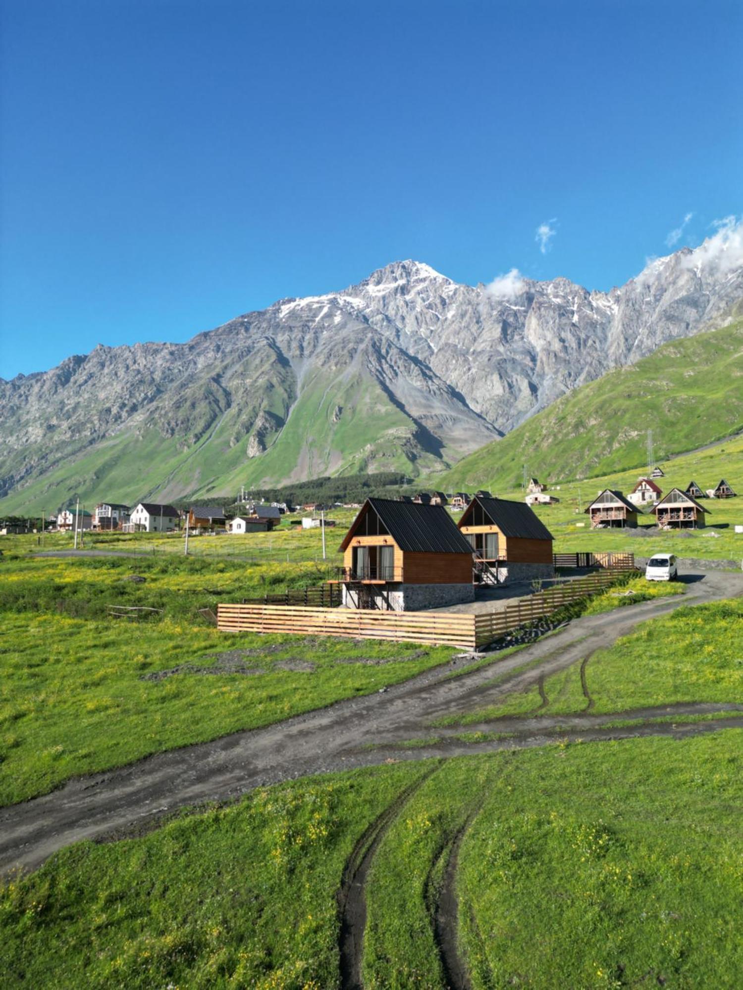 Traveler'S Cottages In Kazbegi Екстериор снимка