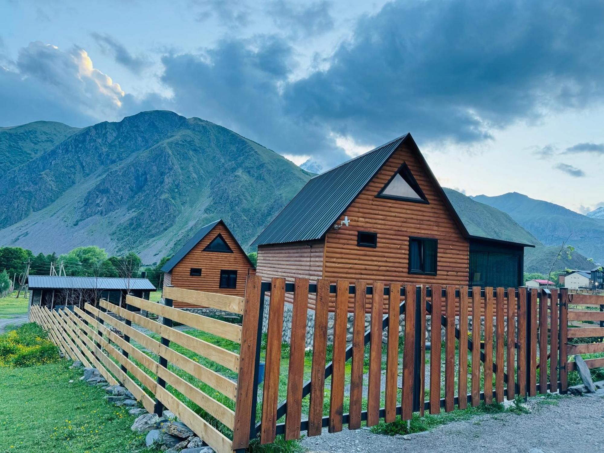 Traveler'S Cottages In Kazbegi Екстериор снимка