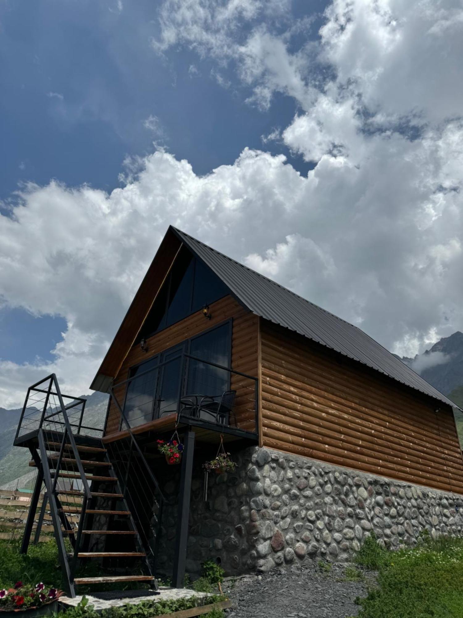 Traveler'S Cottages In Kazbegi Екстериор снимка