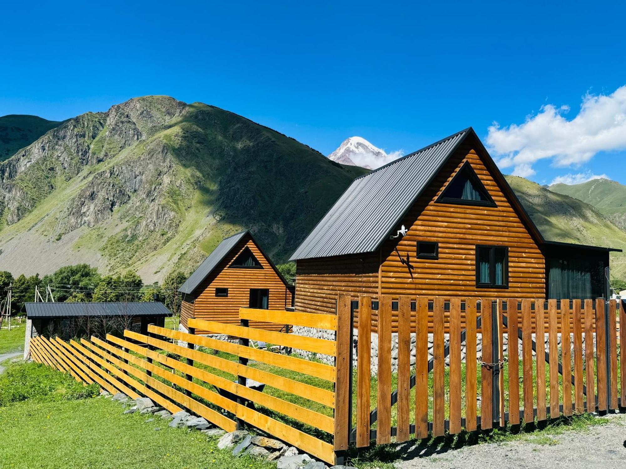 Traveler'S Cottages In Kazbegi Екстериор снимка
