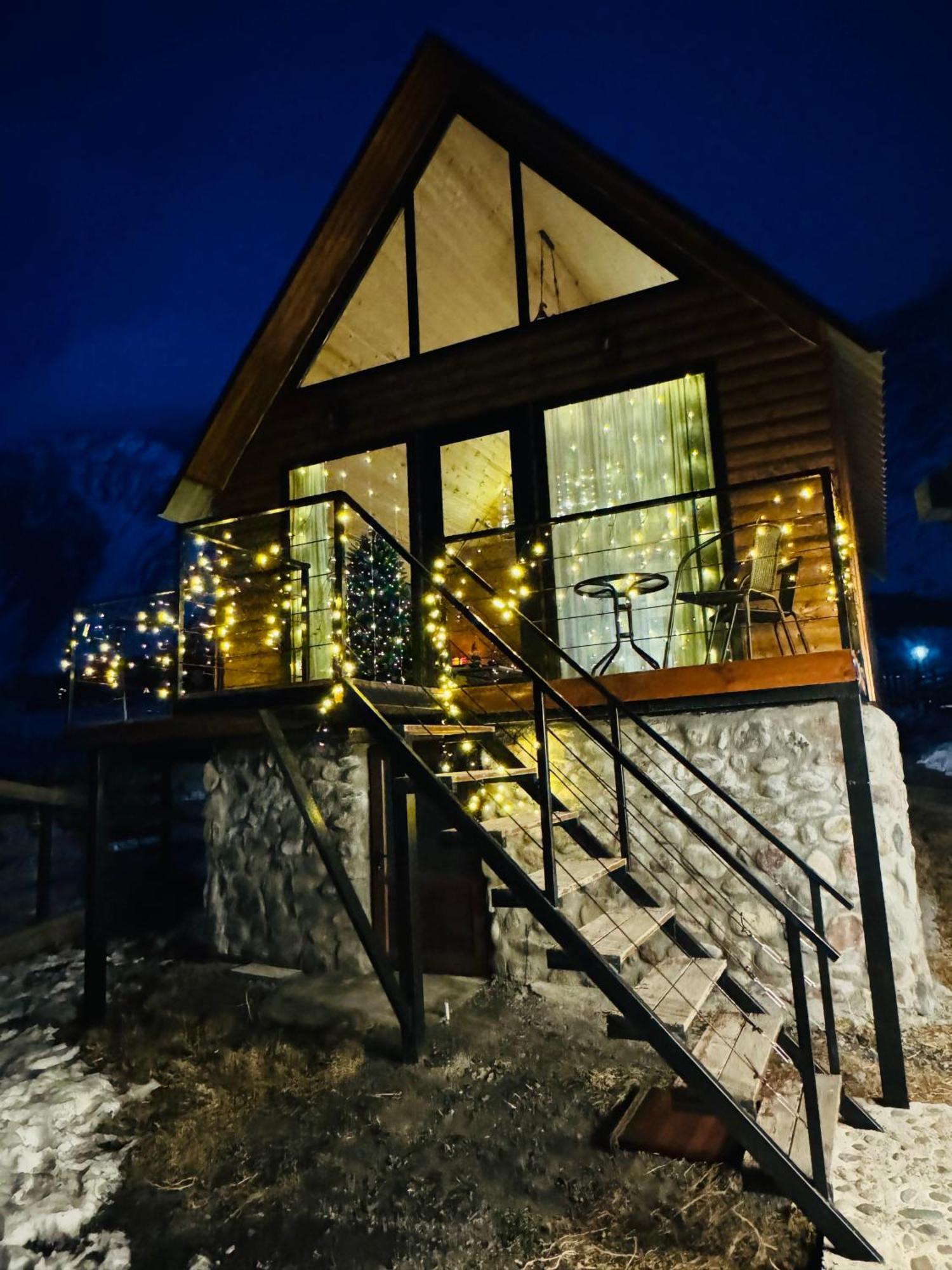 Traveler'S Cottages In Kazbegi Екстериор снимка